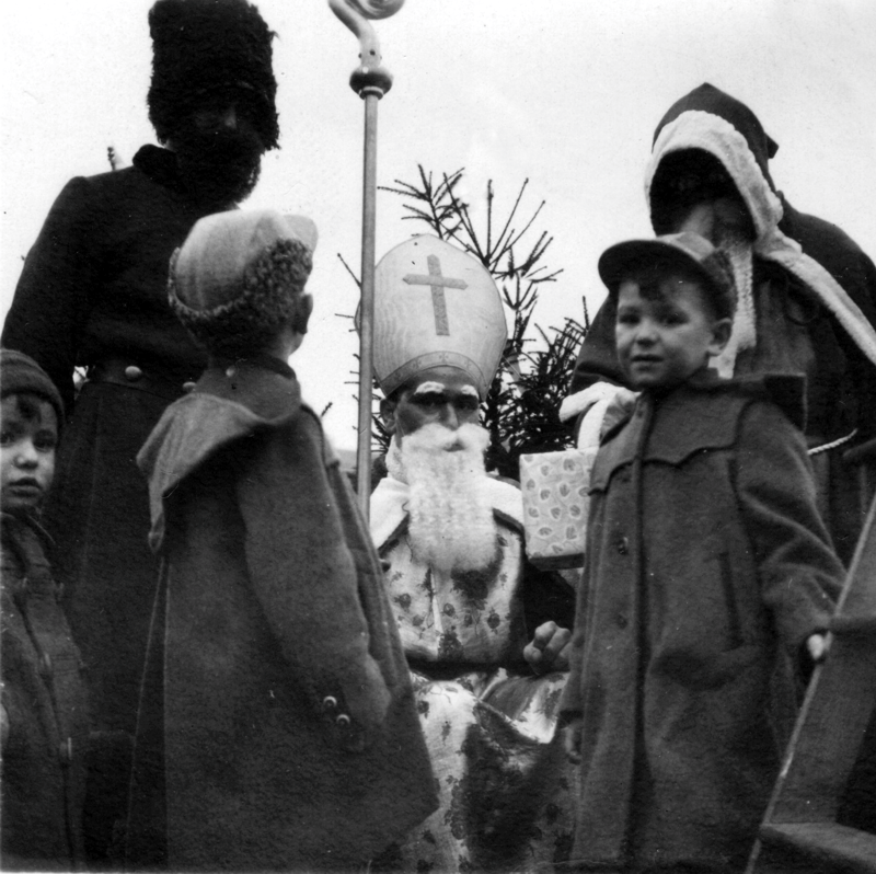 Der Nikolaus mit Kindern